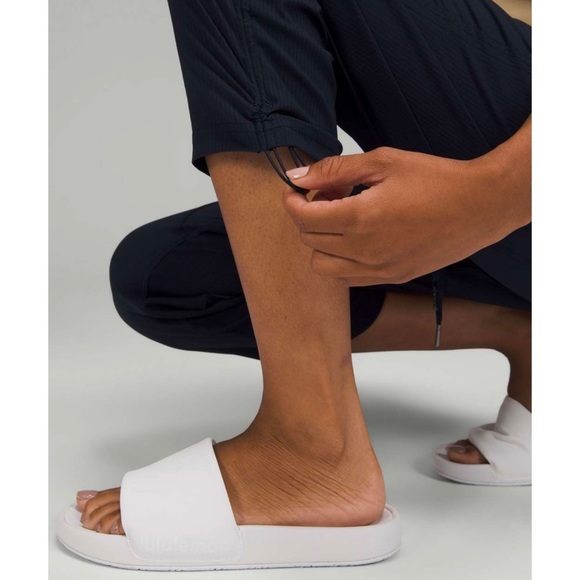 Lululemon Dance Studio Mid-Rise Crop 25" True Navy Size 4 - Picture 4 of 10